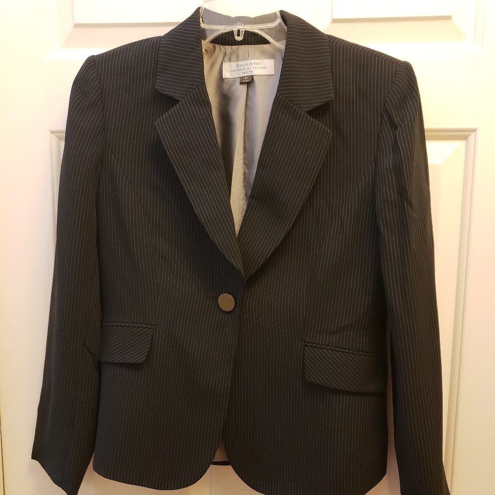 TAHARI  ARTHUR S. LAVINE PIN STRIPED WOMAN'S PETITE 8 JACKET